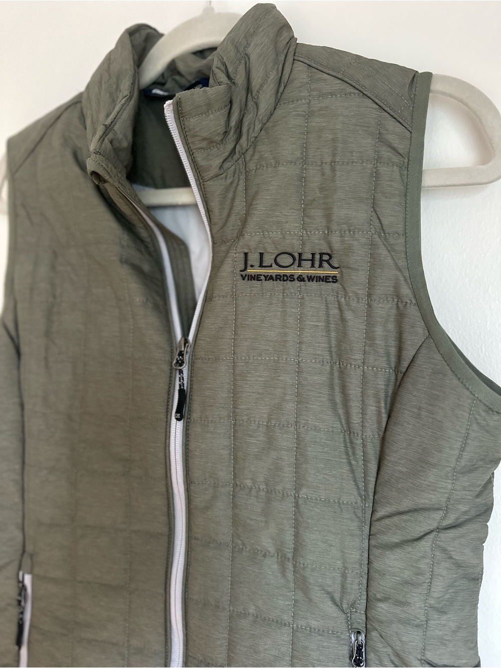 NEW Cutter & Buck Packable Puffer Vest Womens Medium Olive Green J Lohr Vineyard - Picture 2 of 6